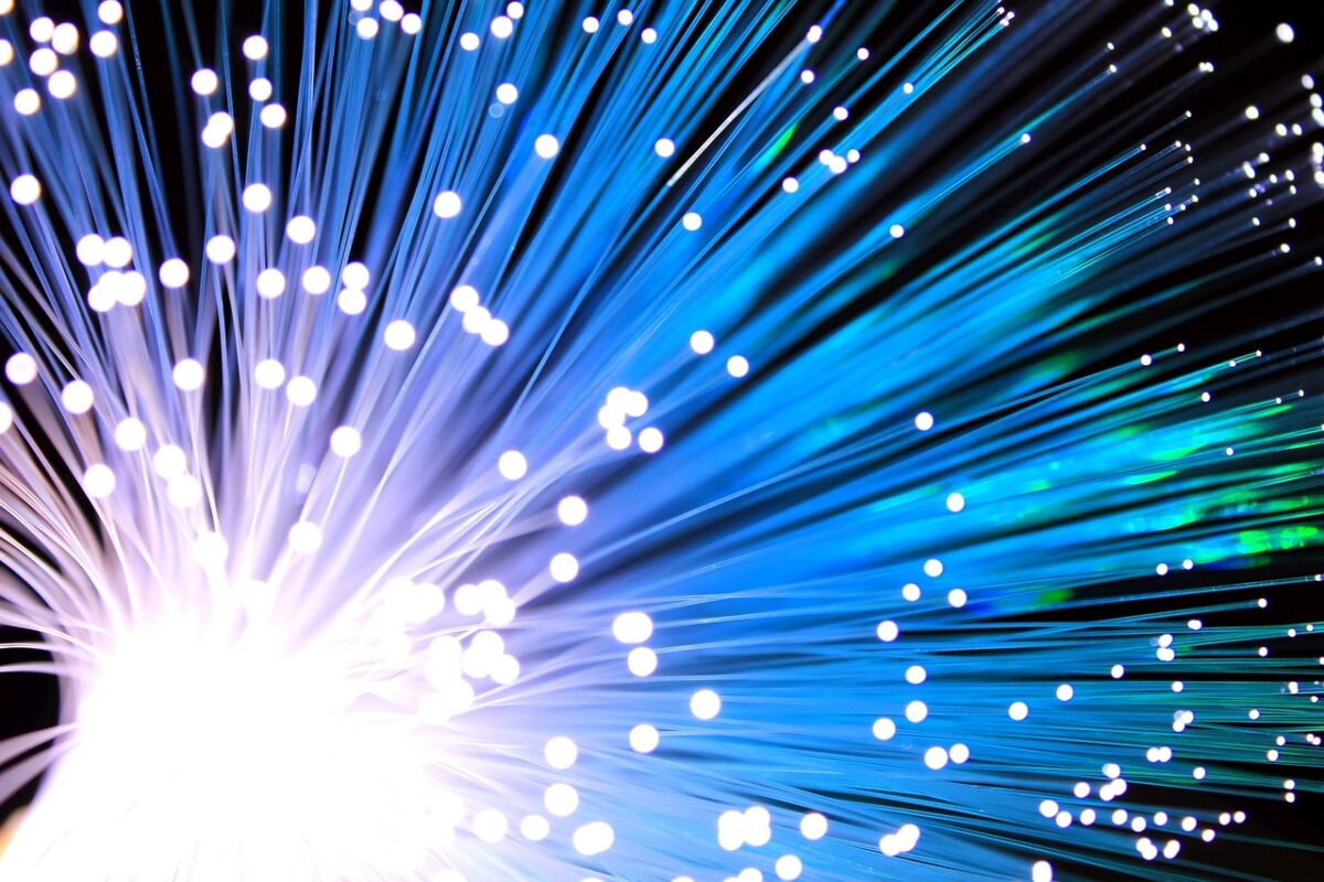 Hinter den Kulissen von Glasfaser-Netzwerken: Von der Faser bis zur Datenübertragung
