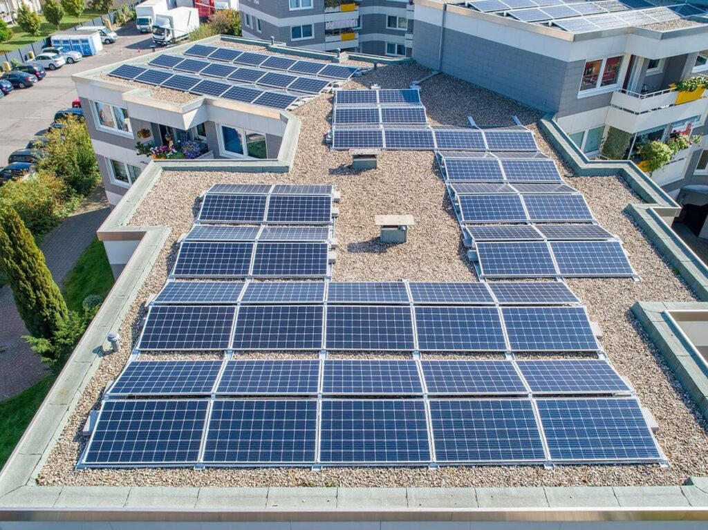 Diese Grafik veranschaulicht eine Solaranlage auf dem Dach eines Unternehmens um Gewerbestrom zu produzieren.
